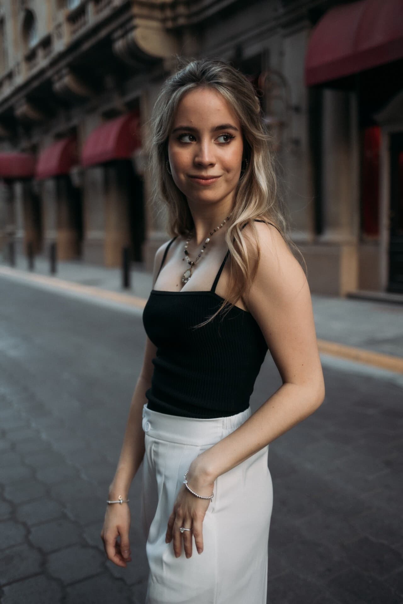 Mariale De Hoyos (Sin Rutina)